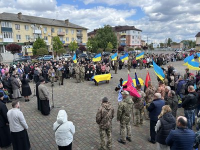 Загинули в один день: з двома побратимами попрощались у Сарнах на Рівненщині Загинули в один день: з двома побратимами попрощались у Сарнах на Рівненщині