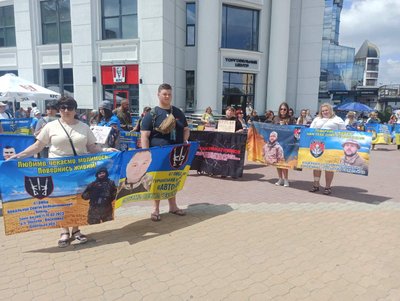 Рідні військовополонених та безвісти зниклих зібралися на акцію підтримки, 19 червня 2026 року, Хмельницький Рідні військовополонених та безвісти зниклих зібралися на акцію підтримки, 19 червня 2026 року, Хмельницький