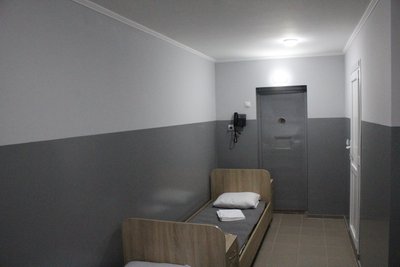 Вартість перебування у платній камері у Хмельницькому слідчому ізоляторі коштує 7 тисяч 290 гривень за один місяць Вартість перебування у платній камері у Хмельницькому слідчому ізоляторі коштує 7 тисяч 290 гривень за один місяць