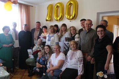 Жителька Тернопільщини відзначила 100 років і розповіла про свій секрет довголіття Жителька Тернопільщини відзначила 100 років і розповіла про свій секрет довголіття