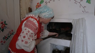 "Рецепт, сорочка, молитва — від бабусі": жителька прикордонного села на Чернігівщині пече паски, дотримуючись традицій "Рецепт, сорочка, молитва — від бабусі": жителька прикордонного села на Чернігівщині пече паски, дотримуючись традицій