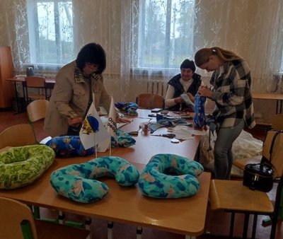 Жінки шиють подушки на Харківщині Жінки шиють подушки на Харківщині
