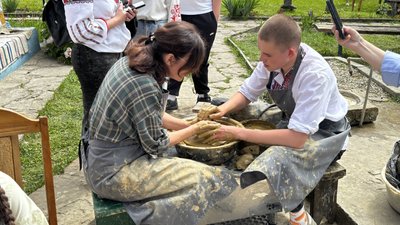 Використали понад 400 кілограмів глини: на Вінниччині пройшов фестиваль "Подільський оберіг" Використали понад 400 кілограмів глини: на Вінниччині пройшов фестиваль "Подільський оберіг"