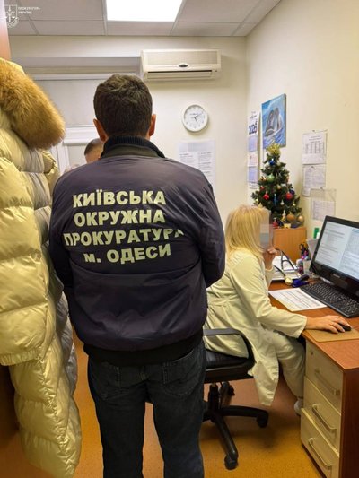 Вигадані діагнози для виїзду за кордон: медиків з Одеси підозрюють у хабарництві Вигадані діагнози для виїзду за кордон: медиків з Одеси підозрюють у хабарництві
