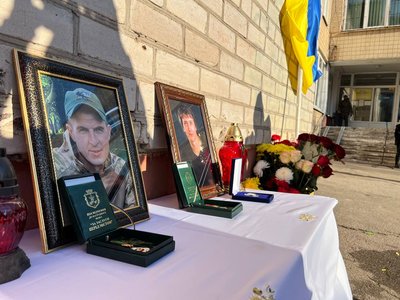 У Кривому Розі відкрили пам'ятні дошки двом загиблим військовим У Кривому Розі відкрили пам'ятні дошки двом загиблим військовим