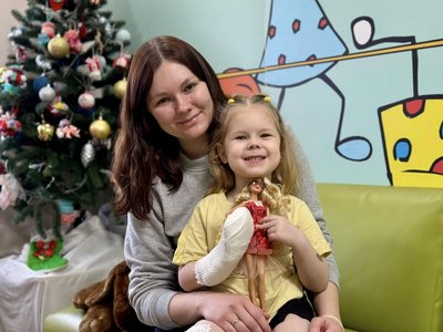 "З руки звисали майже відірвані пальчики": історія 3-річної Саші, яка пережила удар по Сумах "З руки звисали майже відірвані пальчики": історія 3-річної Саші, яка пережила удар по Сумах