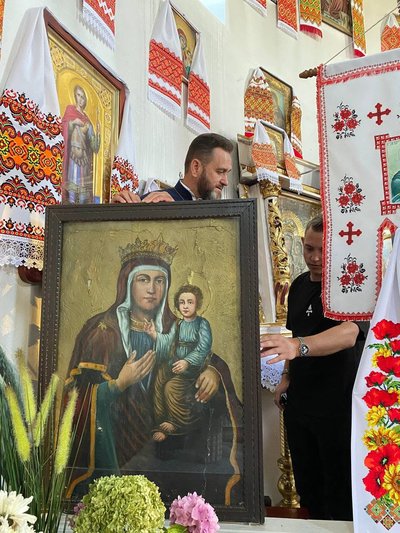 Подвійний лик Богородиці: під час дослідження ікони з волинського храму виявили давній образ Подвійний лик Богородиці: під час дослідження ікони з волинського храму виявили давній образ