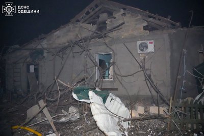 Унаслідок атаки РФ на Одесу постраждали троє людей: ДСНС показали наслідки удару БпЛА Унаслідок атаки РФ на Одесу постраждали троє людей: ДСНС показали наслідки удару БпЛА