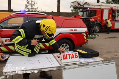 Загорілася виробнича будівля у Рівному: вогонь пошкодив обладнання