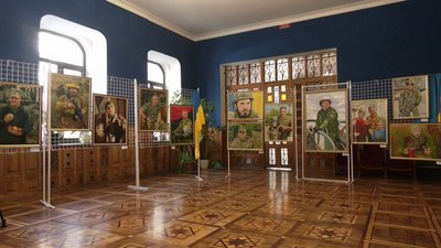 В її експозиції виставки представлено 44 портрети полеглих воїнів Старокостянтинівської громади В її експозиції виставки представлено 44 портрети полеглих воїнів Старокостянтинівської громади