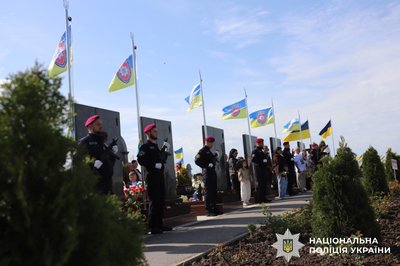 У Вінниці матерям загиблих спецпризначенців КОРД вручили відзнаки "Мати Героя" У Вінниці матерям загиблих спецпризначенців КОРД вручили відзнаки "Мати Героя"