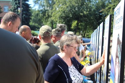 У Карлівці розширили Алею Слави: тепер щитів 33 У Карлівці розширили Алею Слави: тепер щитів 33