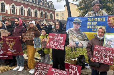 "Буду шукати до останнього": в Києві пройшла акція на підтримку військовополонених "Буду шукати до останнього": в Києві пройшла акція на підтримку військовополонених
