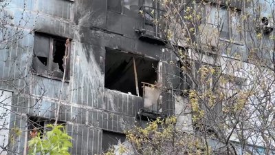 "Тепер нічого нема, будемо тепер заново з життя будувати". Власник пошкодженої квартири, в яку поцілив дрон РФ