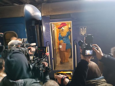 До Києва приїхав персонаж книг та фільму ведмідь Паддінгтон До Києва приїхав персонаж книг та фільму ведмідь Паддінгтон