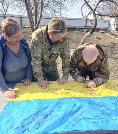 Сальтисони, відбивні та салати: волонтерки з Черкащини відправили на фронт тонну домашніх страв Сальтисони, відбивні та салати: волонтерки з Черкащини відправили на фронт тонну домашніх страв