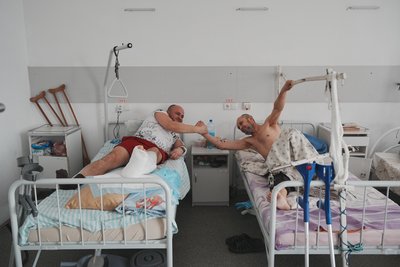 43-річний технік екстреної меддопомоги Євгеній Бабенков з сусідом по палаті в лікарні, 3 лютого 2025 року