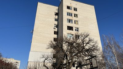 Багатоповерхівка біля місця влучання ракети, Харків Багатоповерхівка біля місця влучання ракети, Харків