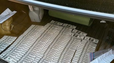 Долари, поліція, затримання Долари, поліція, затримання