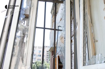 Потрощені вікна в будинку в Одесі