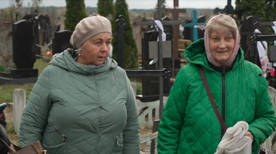 Як прикрашають могильні хрести на Рівненському Поліссі