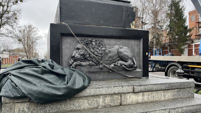 "Не швидкий процес": що кажуть фахівці про демонтаж пам’ятника на місці відпочинку Петра І у Полтаві "Не швидкий процес": що кажуть фахівці про демонтаж пам’ятника на місці відпочинку Петра І у Полтаві