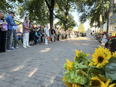 "Під соняхами пам’яті": в Умані вшанували полеглих захисників і захисниць України "Під соняхами пам’яті": в Умані вшанували полеглих захисників і захисниць України
