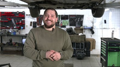 Ветеран Павло Гуцол у автомайстерні Ветеран Павло Гуцол у автомайстерні