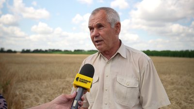 "Кулі пилюку підіймали під ногами": як жнивують на прифронтовій Сумщині "Кулі пилюку підіймали під ногами": як жнивують на прифронтовій Сумщині