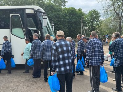 "Як дітей відпускаємо, як ластівок". З психоневрологічного інтернату на Дніпропетровщині евакуювали майже 200 підопічних