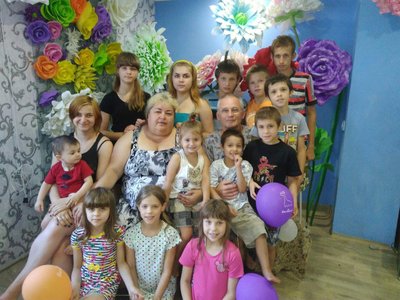 "Цей дитбудинок — моя стихія": родина переселенців зі Слов’янська у Дніпрі виховує 17 дітей "Цей дитбудинок — моя стихія": родина переселенців зі Слов’янська у Дніпрі виховує 17 дітей