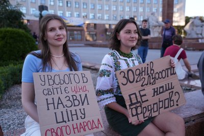 Дар'я Гришко, Марія Удуд, протестна хода, Івано-Франківськ Дар'я Гришко, Марія Удуд, протестна хода, Івано-Франківськ