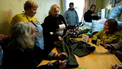 Волонтерки із США привезли допомогу для "Бабусиного батальйону" в Житомирі