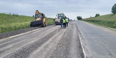 На Хмельниччині ремонтують важливу для логістики автодорогу На Хмельниччині ремонтують важливу для логістики автодорогу