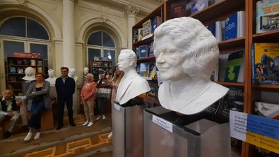 Жадан, Костенко та Кличко. У Львові відкрили виставку скульптур "Відомі постаті України" Жадан, Костенко та Кличко. У Львові відкрили виставку скульптур "Відомі постаті України"