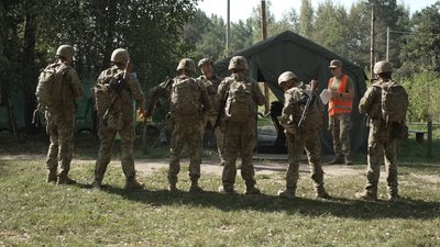Як курсанти долають психологічну смугу перешкод в навчальному центрі Сухопутних військ
