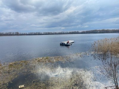 Опинились посеред річки: на Рівненщині двоє дітей хотіли зробити селфі на понтоні й відірвались від берега Опинились посеред річки: на Рівненщині двоє дітей хотіли зробити селфі на понтоні й відірвались від берега