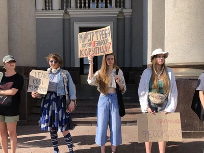 Вдруге за день рівняни вийшли на акцію проти відставки Михайла Федорова з посади міністра оборони Вдруге за день рівняни вийшли на акцію проти відставки Михайла Федорова з посади міністра оборони