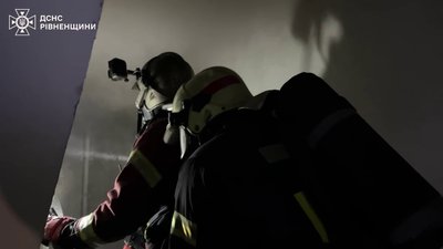 Тіло чоловіка виявили рятувальники під час ліквідації пожежі у Рівному. Ще двох людей госпіталізували Тіло чоловіка виявили рятувальники під час ліквідації пожежі у Рівному. Ще двох людей госпіталізували