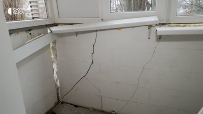Без світла, з тріщинами і вибитими вікнами: як жителі Пересипу оговтуються після атаки РФ Без світла, з тріщинами і вибитими вікнами: як жителі Пересипу оговтуються після атаки РФ
