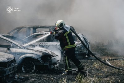 В одному з районів Києва на стоянці загорілись кілька автомобілів В одному з районів Києва на стоянці загорілись кілька автомобілів