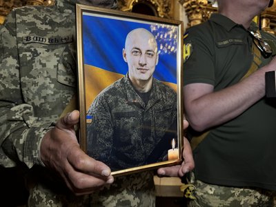 У Полтаві попрощалися із двома солдатами, які полягли на Донеччині У Полтаві попрощалися із двома солдатами, які полягли на Донеччині