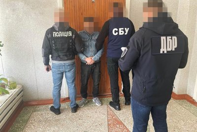 Затримання правоохоронцями чоловіків, які незаконно продавали зброю Затримання правоохоронцями чоловіків, які незаконно продавали зброю