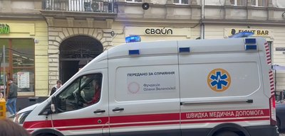 "Швидка", яка приїхала до зали суду "Швидка", яка приїхала до зали суду