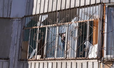 Дронова атака в Херсоні: вибиті вікна й зруйновані торгові точки Дронова атака в Херсоні: вибиті вікна й зруйновані торгові точки