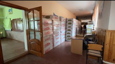 У Собіщицях батьки не пустили дітей до школи: тут сиплеться стеля та незавершений ремонт