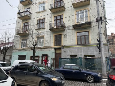 Будинок на вулиці Богдана Хмельницького, 75, у Чернівцях, де самовільно розширили віконний проріз Будинок на вулиці Богдана Хмельницького, 75, у Чернівцях, де самовільно розширили віконний проріз