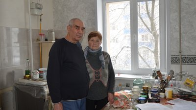 Стіни звели, вікна поставили, далі — за свій кошт: пенсіонери з Чернігова четвертий рік ремонтують житло після обстрілів