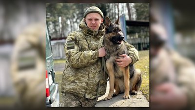"Дуже шкода, що молоді так гинуть": у Чернігові попрощалися з трьома військовослужбовцями "Дуже шкода, що молоді так гинуть": у Чернігові попрощалися з трьома військовослужбовцями