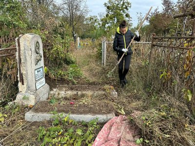 Іноді до місць поховань ведуть знаки: черкащанка прибирає могили та веде блог у ТікТоці Іноді до місць поховань ведуть знаки: черкащанка прибирає могили та веде блог у ТікТоці